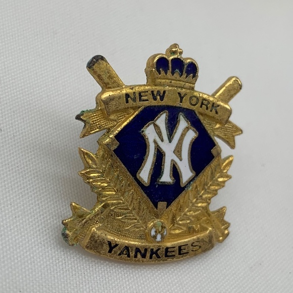 Vintage 90s New York Yankees Gold Tone Collectible Lapel Pin - Picture 2 of 10